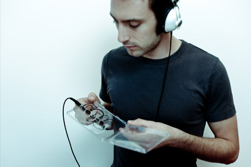 Файл:Tristan Perich - Live at Blip Festival NYC 2011.jpg