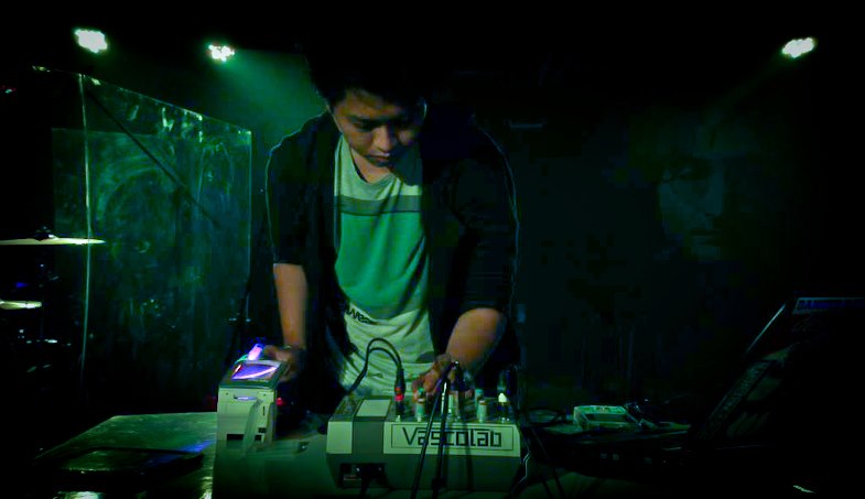 Файл:Kitty On My Head.jpg