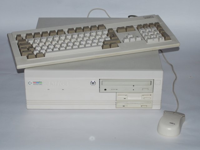 Файл:Amiga 4000.jpg